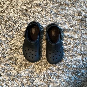 Black lined crocs